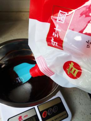 趁热加入白糖，搅拌均匀，使白糖充分融化