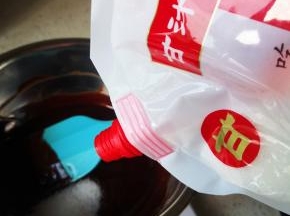 趁热加入白糖，搅拌均匀，使白糖充分融化