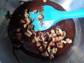 加入20克核桃仁，搅拌均匀