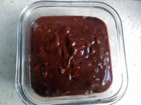 倒入底部铺了油纸的模具，稍微摇晃震平