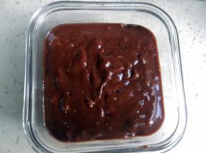 倒入底部铺了油纸的模具，稍微摇晃震平