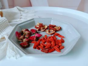 选择季节性的茶品来煮养生茶。