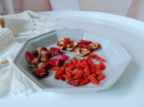 选择季节性的茶品来煮养生茶。