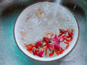 三种食材投入清水之中清洗去表面的灰尘。