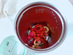 清洗后三种食材都放入鸣盏多功能养生杯里面。