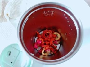 清洗后三种食材都放入鸣盏多功能养生杯里面。