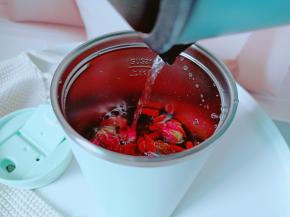 加入适量的清水。