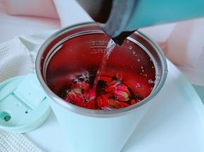 加入适量的清水。