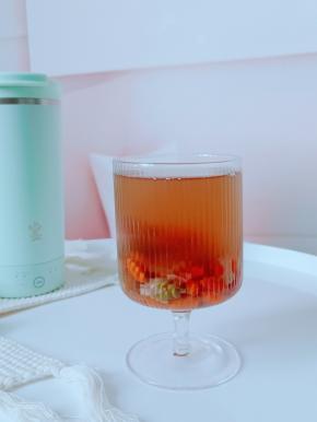 平时出差住酒店都不敢用酒店的茶壶，现在有了鸣盏养生壶就方便多了，随身携带，体积小功能多，一机多用【可以烧水、煮各式花茶、养生羹等……】