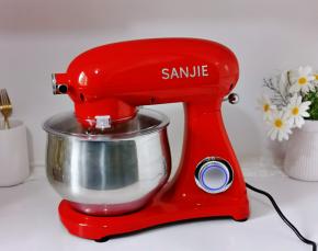 将桶放回厨师机卡住，启动2档揉面，4分钟左右就可以揉成面团。