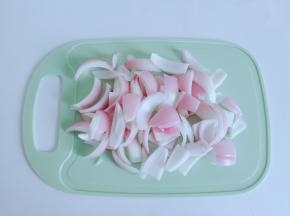 洋葱去除外面那层壳，切成小块【嘴巴含一口水，切洋葱不辣眼睛】