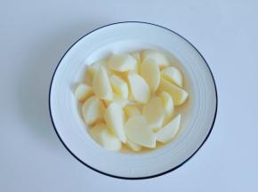 土豆与胡萝卜分别削皮切成滚刀块。