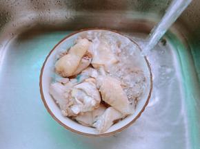 水开后捞出清洗去杂质，沥干水份备用。
