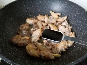 加两勺红烧酱油上色。