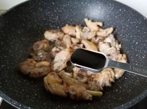 加两勺红烧酱油上色。
