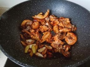 将调味料翻炒均匀。