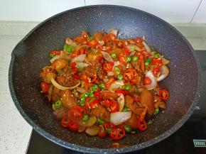 最后撒入青红椒。