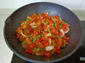 最后撒入青红椒。