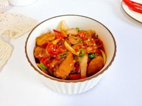 新疆大盘鸡的做法非常简单，鸡肉鲜嫩入味，香辣可口，做法简单易学。