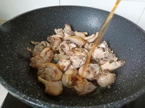 加两勺料酒去腥。