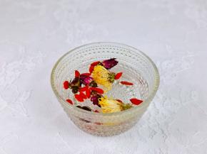 首先将花茶冷水冲洗一遍，这样更放心。