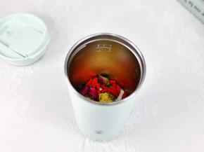 把花茶加入养生杯中。