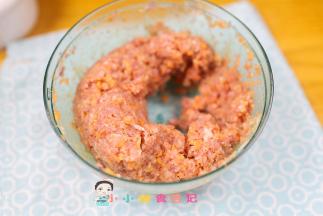 把牛肉60g 胡萝卜15g 洋葱30g植物油5g 全部拉成碎末