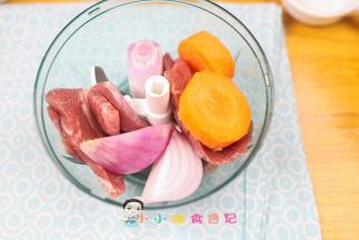 牛排解冻后吸掉表面血水就可以用，如果市场买的牛肉要洗一洗