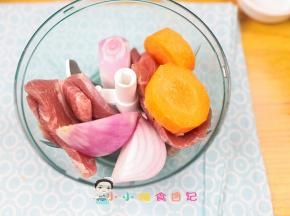 牛排解冻后吸掉表面血水就可以用，如果市场买的牛肉要洗一洗