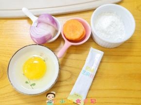 准备好材料，我这里量比较大，给出的量可以做5个黄瓜卷