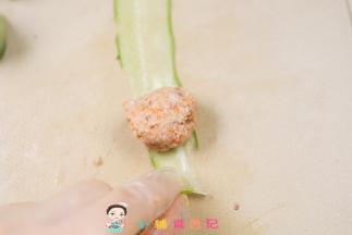 黄瓜削成薄片，把肉丸卷在里面