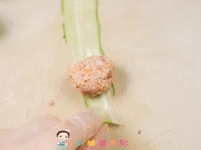 黄瓜削成薄片，把肉丸卷在里面