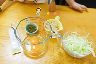 先准备好材料把菜切碎，葱增香的，鸡蛋我这里有三个你可以减量做因为开始孩子吃不了那么多