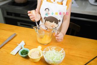 把鸡蛋打碗里面搅拌均匀