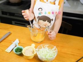 把鸡蛋打碗里面搅拌均匀