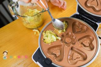 小白锅喷油预热，放入鸡蛋液，没有这个锅也可以用平底锅或者三明治机做