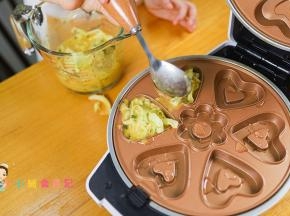 小白锅喷油预热，放入鸡蛋液，没有这个锅也可以用平底锅或者三明治机做