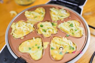 倒入鸡蛋糊盖上盖子大概8-10分钟