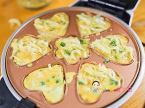 倒入鸡蛋糊盖上盖子大概8-10分钟