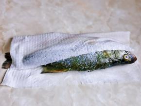 再用厨房用纸擦干水分。