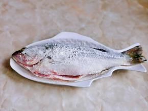 再拍上面粉，上面多余的面粉抖掉。