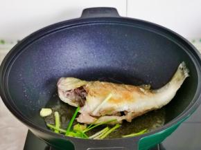 加入切好的葱姜。