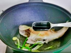 加入红烧酱油。