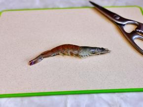 处理虾，食品剪刀将虾爪须须剪掉。