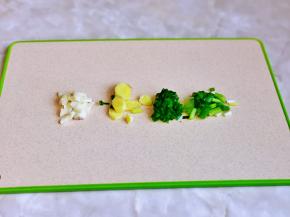 葱姜蒜去皮切好，葱白与葱叶分开切。