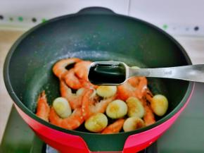 加入红烧酱油。