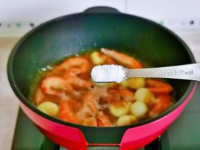 再加入1小碗纯净水，按个人口味加入盐。