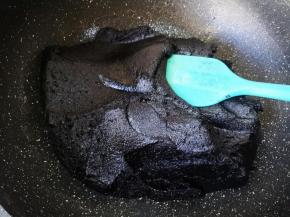 放不粘锅里炒至成团，不粘刮刀，放冰箱冷藏超过2小时