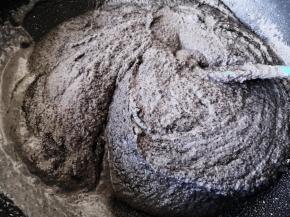 开始做黑芝麻馅，将馅料所有食材放入破壁机搅拌至细腻