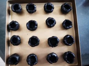 将黑芝麻馅分成32份，逐个整成碗状